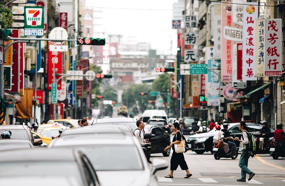街中には銀行や両替所